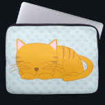 Sova den orange tabby katt laptop sleeve<br><div class="desc">Den förtjusande designen presenterar en söt illustration av en orange tabbykattunge som tar en ta sig en tupplur på ett gulligt rosa,  eller den blåtthjärtor och tass avtryck mönstrar bakgrund.</div>
