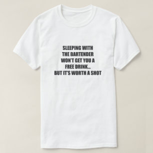 SOVA MED EN BARTENDER SOM SKA FÖR ATT INTE FÅ DI TEE SHIRT