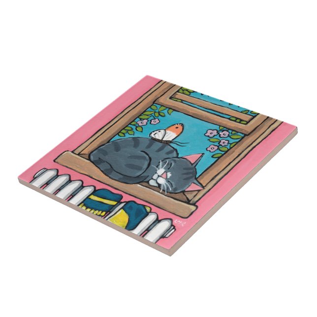 Sova tabby katt med fjärilen på fönsterSill Kakelplatta (Sidan)