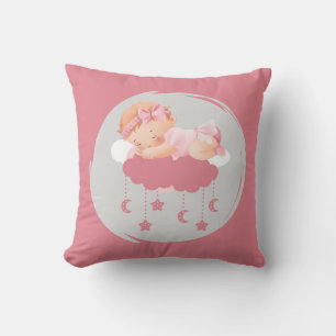 Sovande babyflicka på moln Rosa kastkudde Kudde