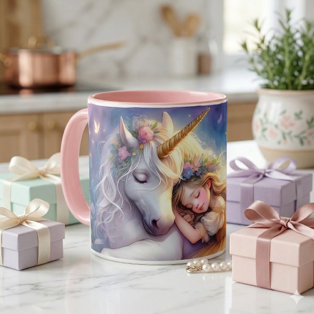 Sovande flicka enhörningsdrömlandskap kaffemugg (Sleeping Girl Unicorn Dreamscape Coffee Mug On Kitchen Counter With Pastel Wrapped Gifts)