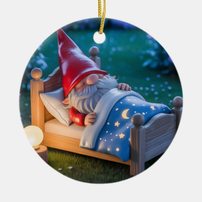 Sovande Gnome i Nattlig Trädgård Julgransprydnad Keramik (Framsidan)