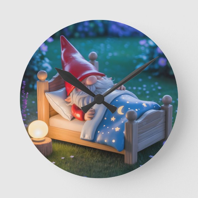 Sovande Gnome i Trädgård på Nattid Rund Klocka (Framsida)