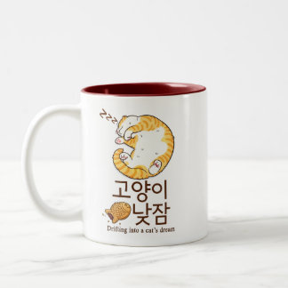 Sovande katt & Bungeoppang koreansk design Två-Tonad Mugg
