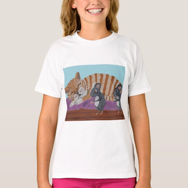 Sovande katt med listiga möss  t shirt (Framsida)
