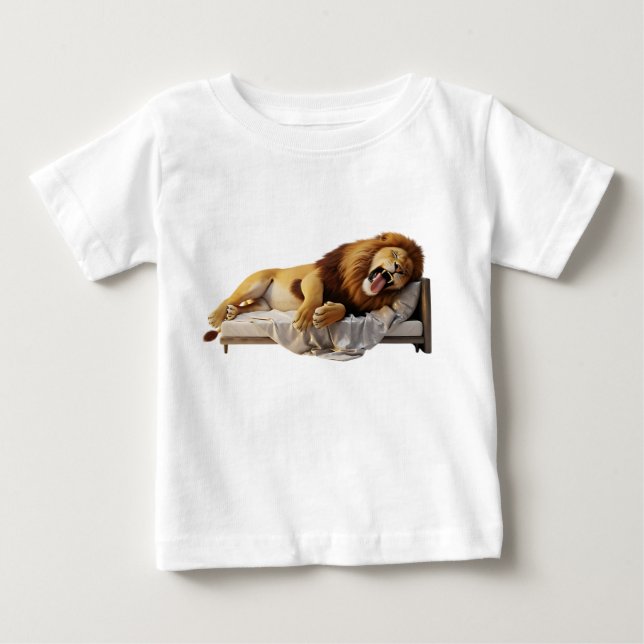 Sovande manlig lejon gäspande medan han vilar i sä t shirt (Framsida)