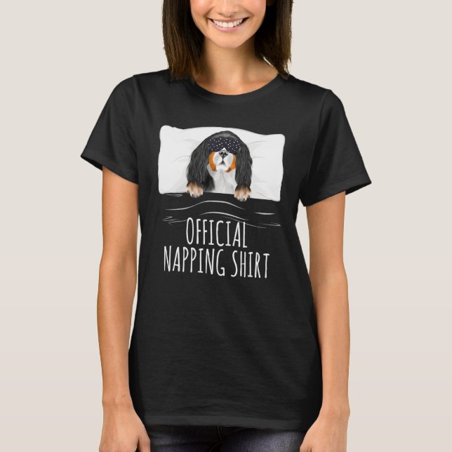 Sovande Mask Cavalier King Charles Spaniel Officie T Shirt (Framsida)