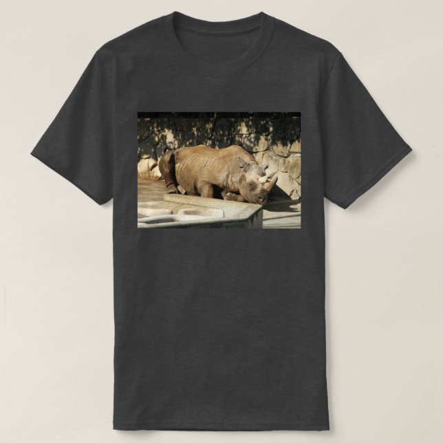 Sovande Noshörning Tee Shirt (Design framsida)