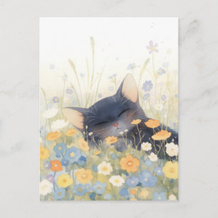 Sovande svart kattunge på äng med vilda blommor vykort