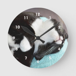 sovande tuxedo-kattchatt visa kattunge-bild rund klocka
