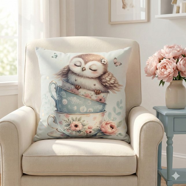 Sovande Uggla i Staplade Blommiga Tekoppar Kudde (Sleeping Owl in Stacked Floral Teacups Throw Pillow Mockup A)