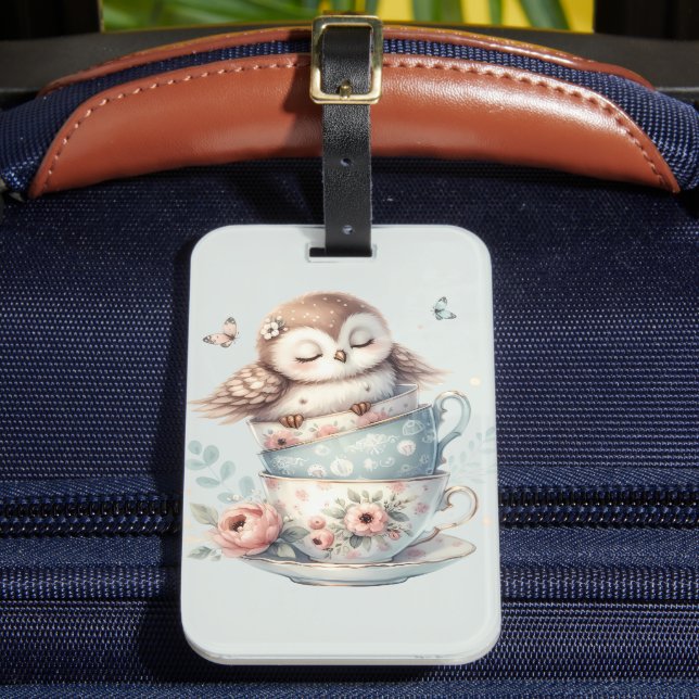 Sovande uggla i staplade blomsterteekoppar bagagebricka (Framsida Insitu 2)