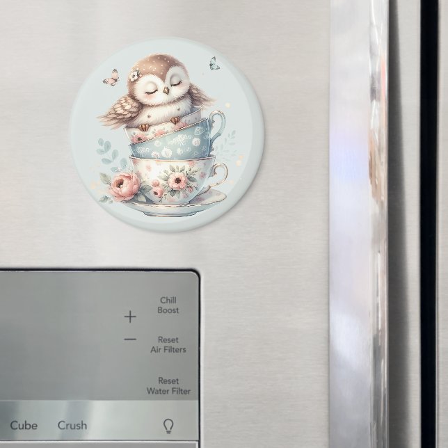 Sovande uggla i staplade blomsterteekoppar magnet (In Situ (Fridge))
