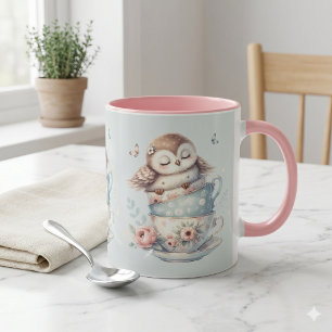Sovande uggla i staplade blomstertekoppar mugg