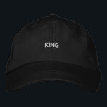 Sovereign Stil Black Hat med Kung Embroidery Cap Broderad Keps<br><div class="desc">Visa din regala sida med Stil Sovereign Black Hat,  med fet "Kung"-broderier. Detta lock har ett justerbart band som passar anpassningsbarna. Perfekt för att lägga till en gnutta royalty till ditt vardagliga utseende.</div>