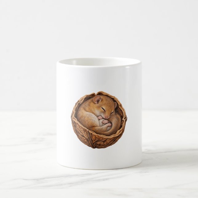 Sovmus hopkurad i ett valnötsskal kaffemugg (Center)