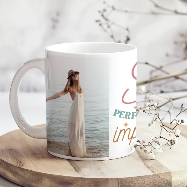 "Soy Perfectamente Imperfeecta" 2 Anpassningsbar F Kaffemugg ("Soy Perfectamente Imperfecta" 2 Custom Photos Coffee Mug on a boho kithcen table with tiny flowers)