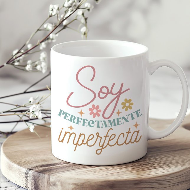 "Soy Perfectamente Imperfeecta" Boho inspirational Kaffemugg ("Soy Perfectamente Imperfecta" Boho Inspirational Coffee Mug on a sunny neutral boho kitchen table.)