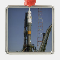 Soyuz-raketen uppförs i position 2