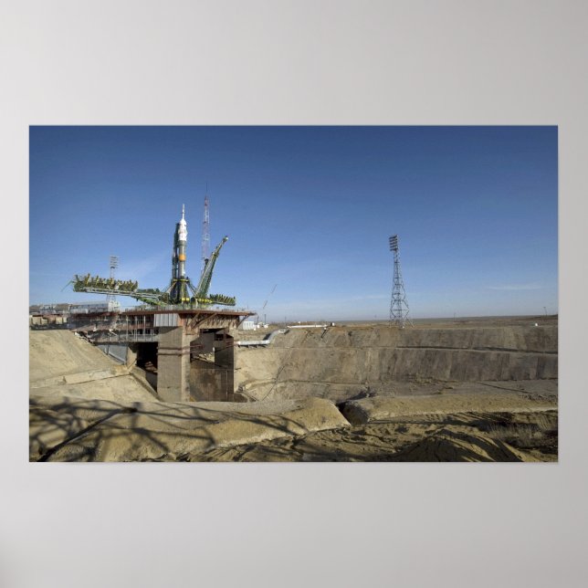 Soyuz-raketen uppförs i position 2 poster (Framsidan)