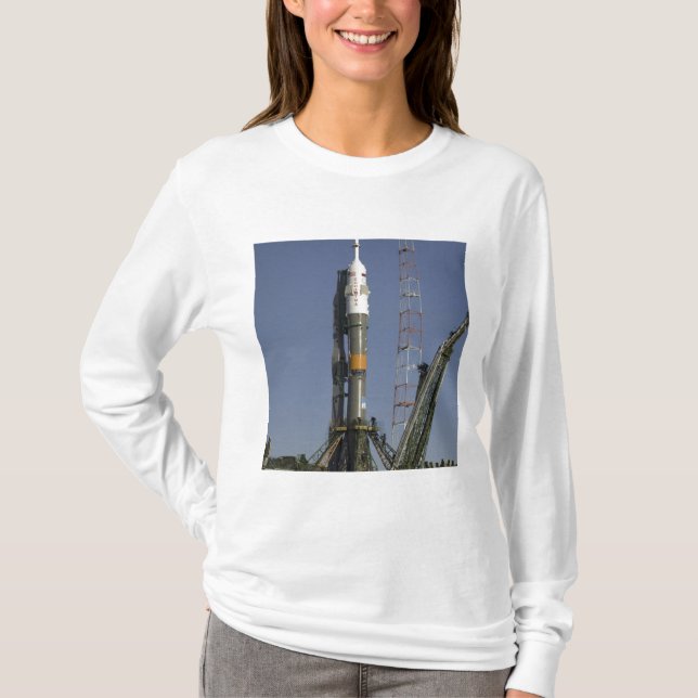Soyuz-raketen uppförs i position 2 t-shirt (Framsida)