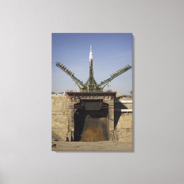 Soyuz-raketen uppförs i position 3 canvastryck (Framsida)