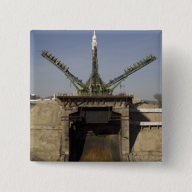 Soyuz-raketen uppförs i position 3 knapp (Framsida)