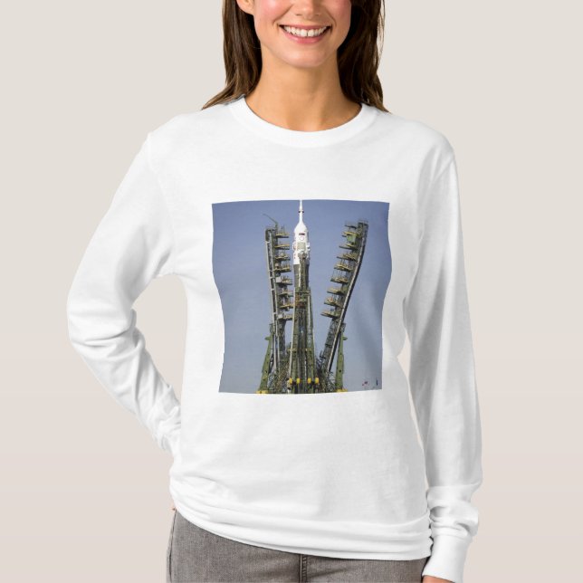 Soyuz-raketen uppförs i position 4 tee shirt (Framsida)