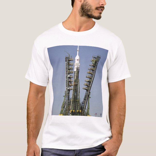 Soyuz-raketen uppförs i position 4 tee shirt (Framsida)