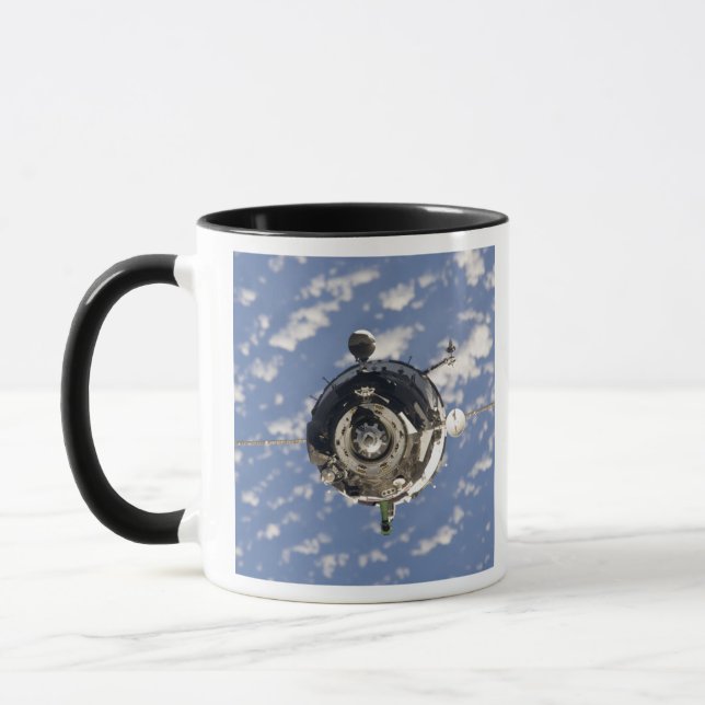 Soyuz TMA-01M-rymdfarkosten Mugg (Vänster)