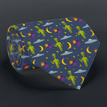 Space Aiens och Flies Saucers Sci-Fi Thmet Slips<br><div class="desc">Lägg till en pekskärm som inte är tillgänglig i världen till vilken utrustning som helst med den här slitna halsen. Illustrationer av små utomjordingar i grönten,  flygsåser,  måne,  stjärnor och planeter ställs mot en marin blå bakgrund. På baksidan finns en koordinerande mönster av gult stjärnor mot lila bakgrund.</div>