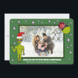 Space Alien i jultomten Photo Meddelande<br><div class="desc">Skicka några julhälsningar till dem med det här fotojulkortet. En illustration av en kalkgrön utomjording i en julhatt och några prydnadsföremål som ser ut som jul-bollar accentuerar din ögonblicksbild. Lägg till din egen anpassningsbar hälsning och en personlig från meddelandet.</div>