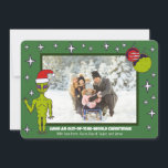 Space Alien i jultomten Photo Meddelande<br><div class="desc">Skicka några julhälsningar till dem med det här fotojulkortet. En illustration av en kalkgrön utomjording i en julhatt och några prydnadsföremål som ser ut som jul-bollar accentuerar din ögonblicksbild. Lägg till din egen anpassningsbar hälsning och en personlig från meddelandet.</div>