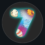 SPACE BIRTHDAY 7 7:e Birthday Boy 7 År Runt Klistermärke<br><div class="desc">7:e födelsedag,  7-årsjubileum,  7-åring! För son,  brorson,  barnbarn och pojkar! En födelsedagsfest på rymden,  7:e födelsedagskjorta,  7:e födelsedagspresent,  7-åring eller 7:e födelsedagspresent!</div>