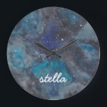 Space Explorer Namn Stor Klocka<br><div class="desc">Inspira rymden eller vetenskapen älskare i ditt liv med den här rumstempererade klockan med en handmålad galaxi fylld med stjärnor och planeter. Med din lilla astronauts namn. Anpassadet är fullt ut. En del av en samling från paketstudior.</div>