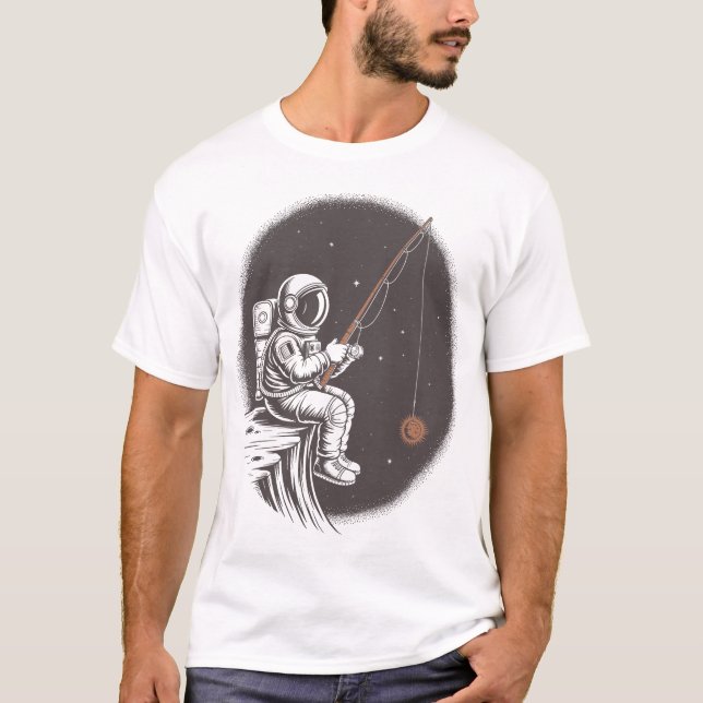 Space Fisher – Astronaut Fångar Solen och Månen T Shirt (Framsida)