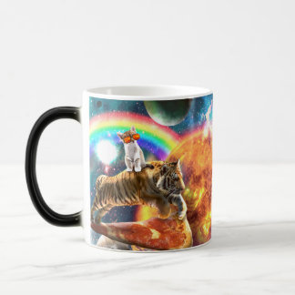 Space Galaxy Cat Riding Tiger på Pizza Magisk Mugg