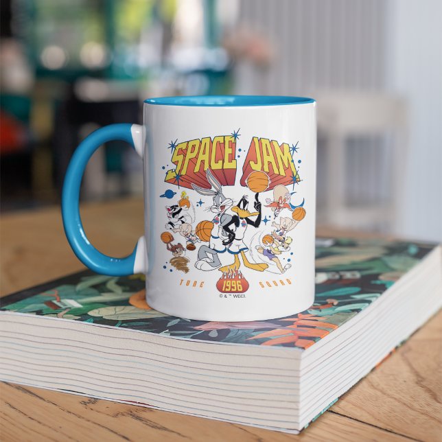 SPACE JAM™ TUNE SQUAD™ 1996 Grafik Mugg (Mug on table)