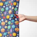 Space Mönster, Planets, Stars, Cosmos, Galaxy Sjal<br><div class="desc">Cute,  roligt och angränsande mönster med planeter (Sol,  kvicksilver,  Venus,  Jungfru,  Jupiter,  Saturus,  Uranus,  Neptune,  Pluto). Modern och trendig,  perfekt för rymden älskare i ditt liv.</div>