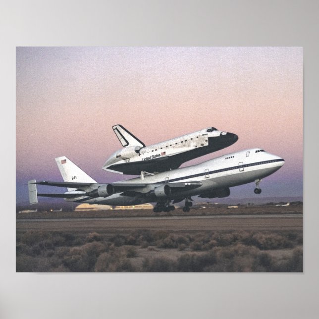 Space Shuttle Atlantis Atop Nasas 747 Poster (Framsidan)