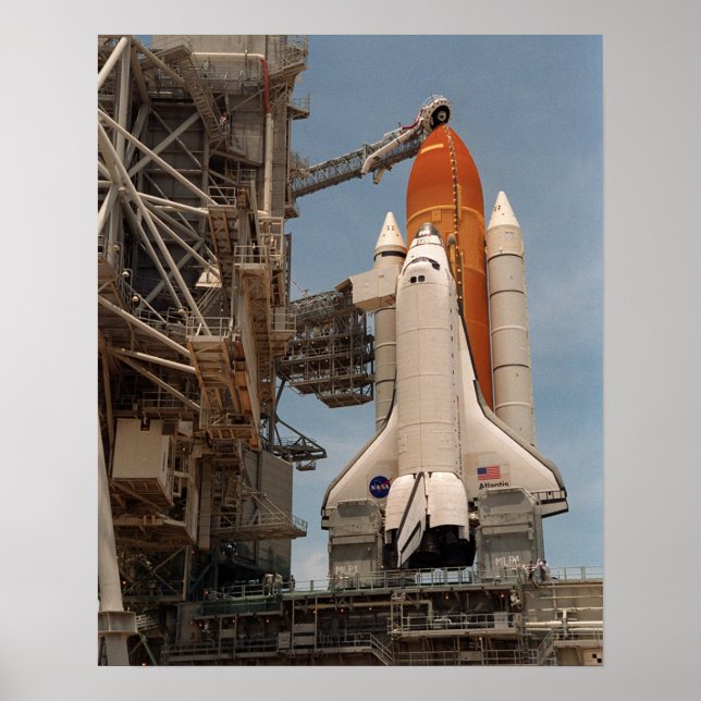 Space Shuttle Atlantis Förbereder för lansering Poster (Framsidan)