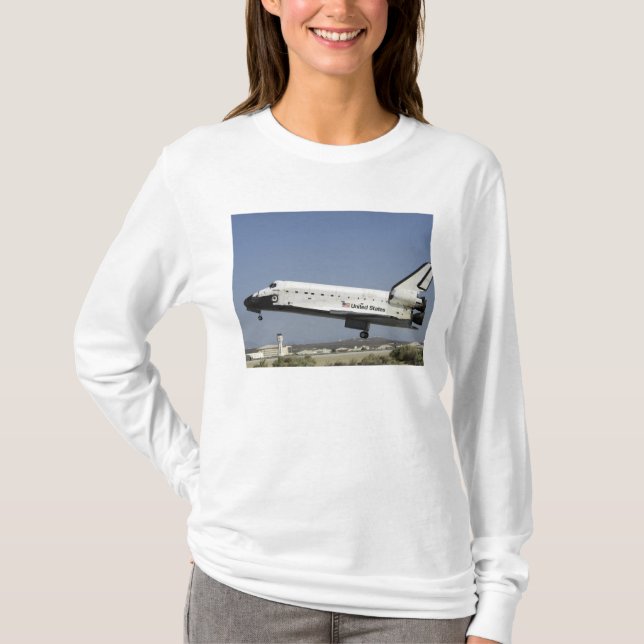 Space Shuttle Atlantis förbereder landning Tee Shirt (Framsida)