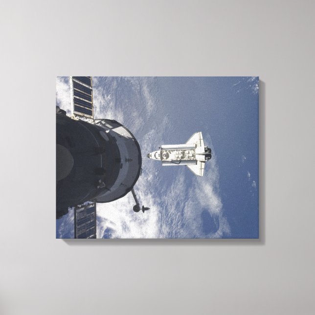 Space Shuttle Atlantis och en rysk rymdfarkost Canvastryck (Framsida)