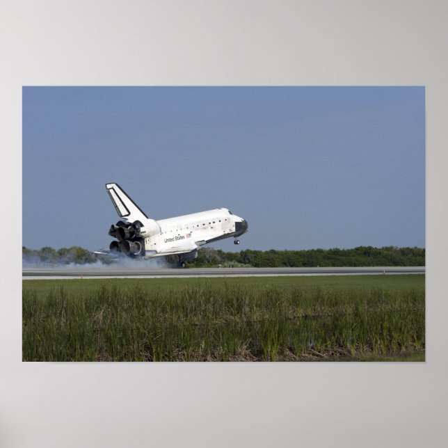Space Shuttle Discovery-landar på Runway 33 4 Poster (Framsidan)