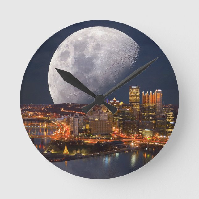 Spacey Pittsburgh Rund Klocka (Framsida)