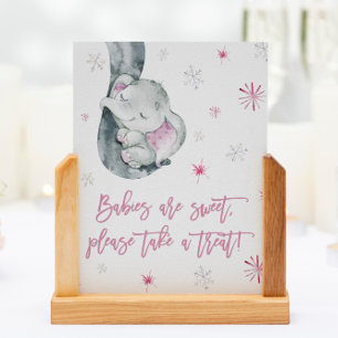 Spädbarn är söt och tar Rosa Elephant Favor Poster
