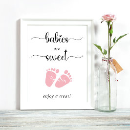 Spädbarn är sött och njut av ett Rosa Baby-fötter Poster