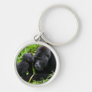 Spädbarn berggorilla kysser silverback gorilla rund silverfärgad nyckelring