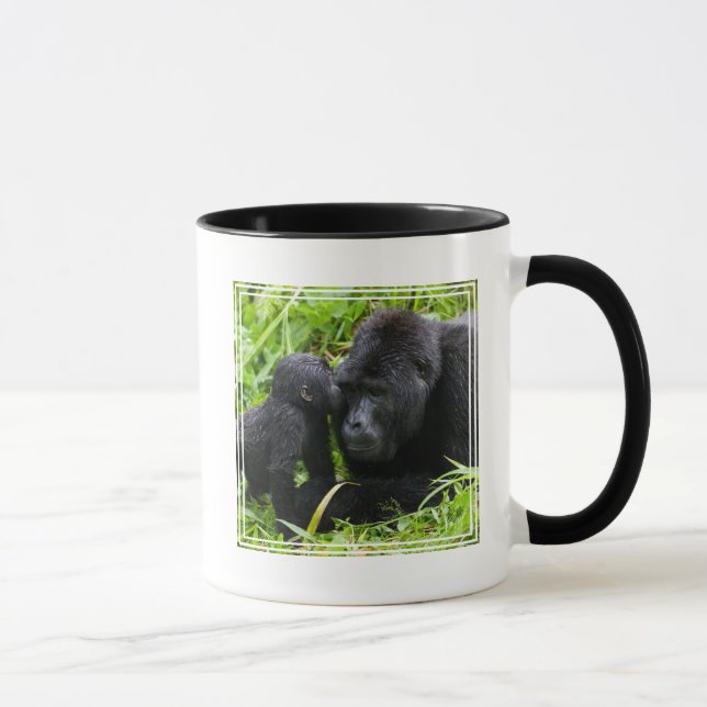 Spädbarn bergsgorilla kysser silverback gorilla mugg (Höger)
