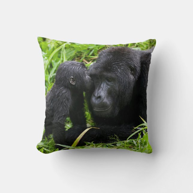 Spädbarn Gorilla kyssar silverback gorilla Kudde (Framsida)